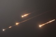 星尘算命伊朗以导弹齐射回应以色列的大规模袭击