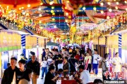 星尘算命宁夏银川：非遗焰火迎端午 市民“粽”享夏日时光