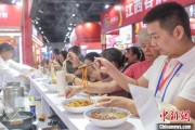 星尘算命“嗦粉”经济火热 中国多地“食力”出圈